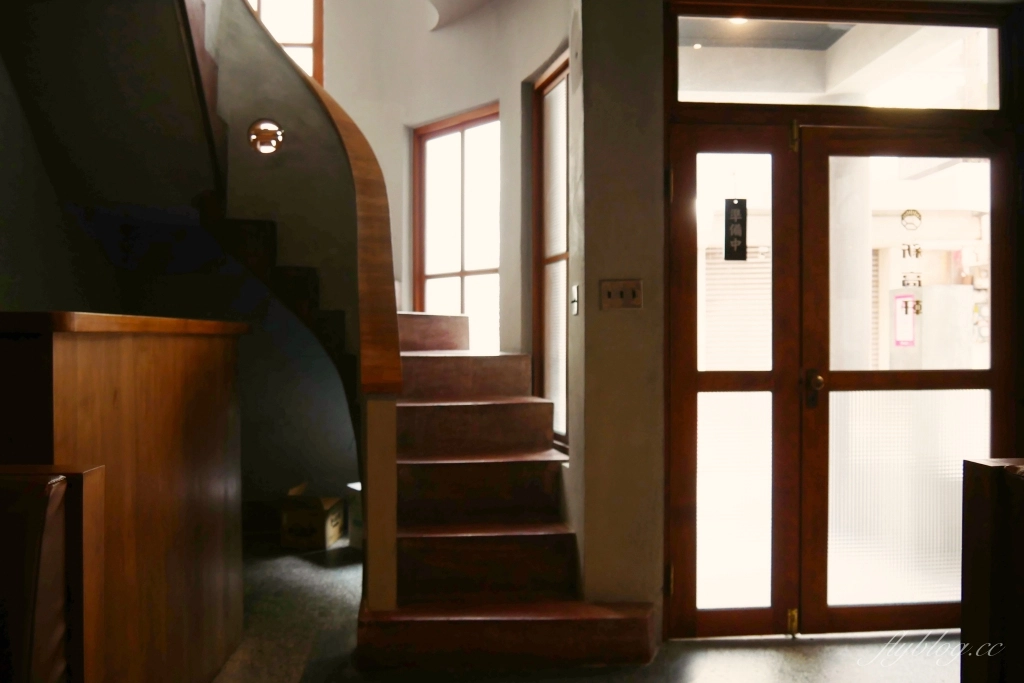 台中北區｜新高軒咖哩．藝人唐禹哲開的咖哩專賣店，濃濃的復古風進駐一中商圈 @飛天璇的口袋