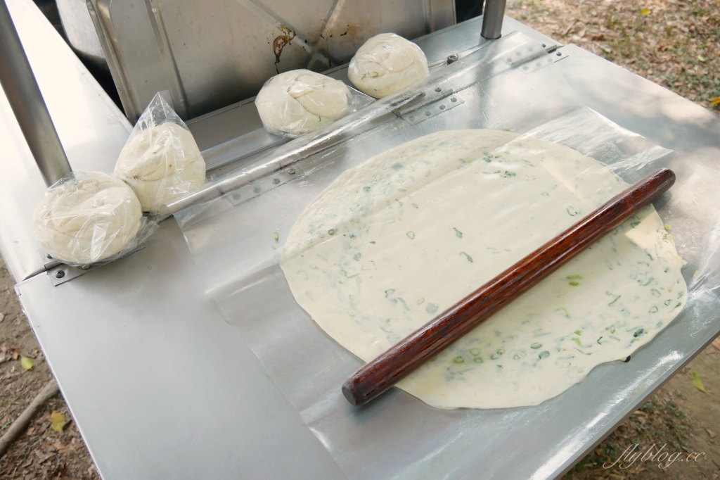 台中南屯｜黎明新村跩姨蔥油餅．在地30年的古早味美食，每日現撖現煎賣完即收 @飛天璇的口袋