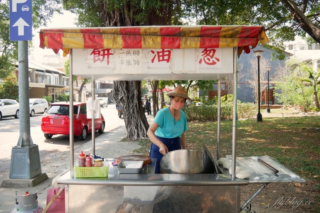台中南屯｜黎明新村跩姨蔥油餅．在地30年的古早味美食，每日現撖現煎賣完即收 @飛天璇的口袋