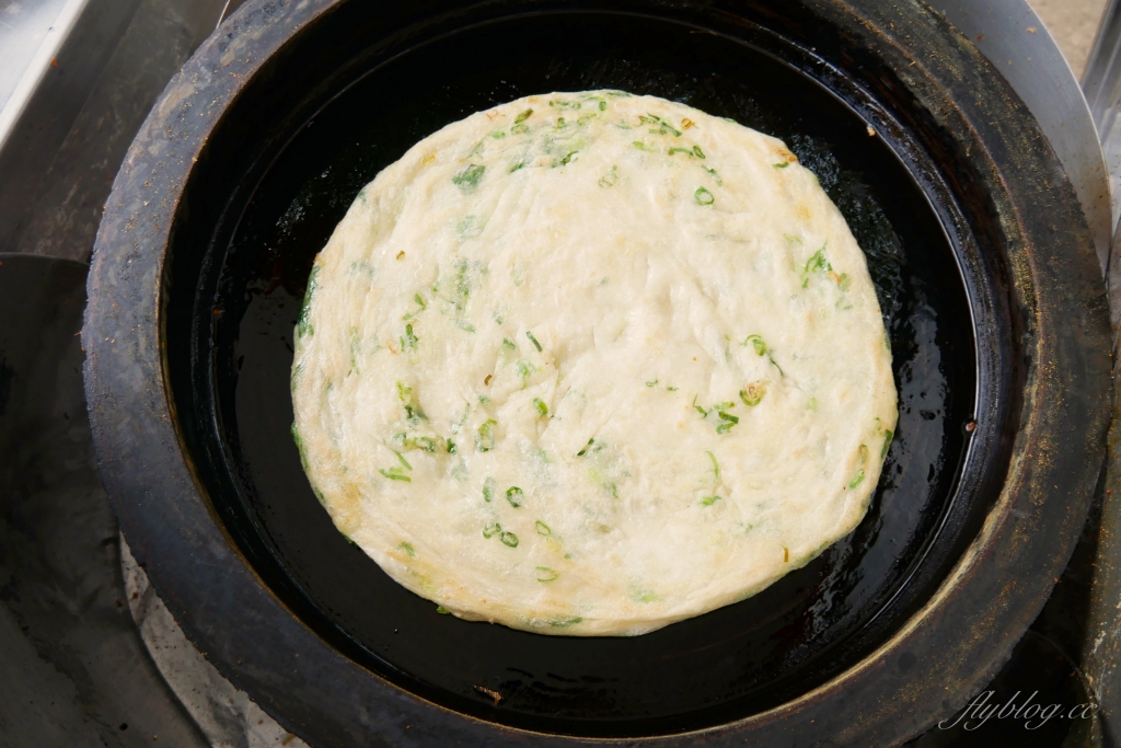 台中南屯｜黎明新村跩姨蔥油餅．在地30年的古早味美食，每日現撖現煎賣完即收 @飛天璇的口袋