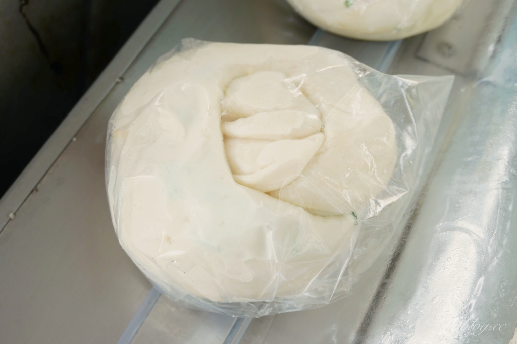 台中南屯｜黎明新村跩姨蔥油餅．在地30年的古早味美食，每日現撖現煎賣完即收 @飛天璇的口袋