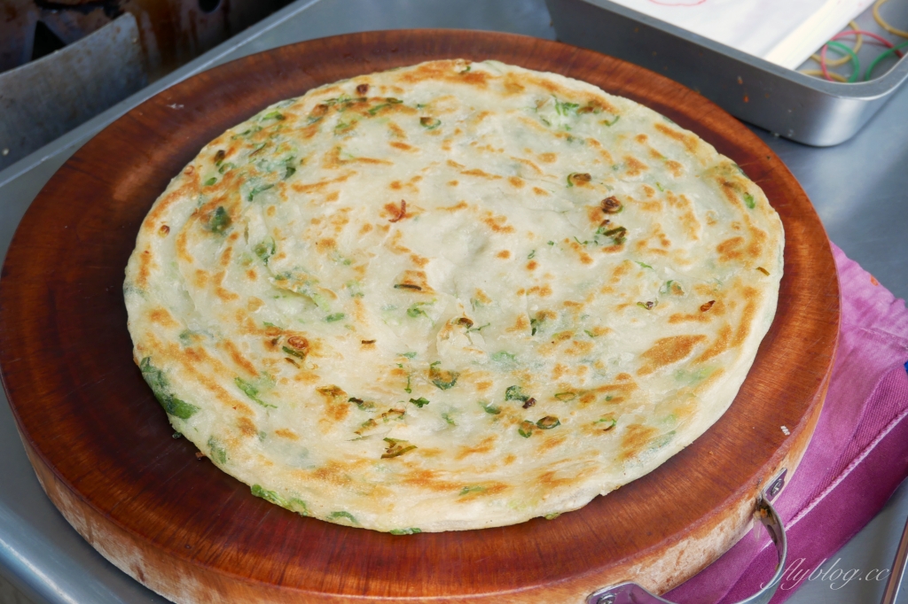 台中南屯｜黎明新村跩姨蔥油餅．在地30年的古早味美食，每日現撖現煎賣完即收 @飛天璇的口袋