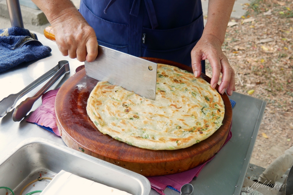 台中南屯｜黎明新村跩姨蔥油餅．在地30年的古早味美食，每日現撖現煎賣完即收 @飛天璇的口袋