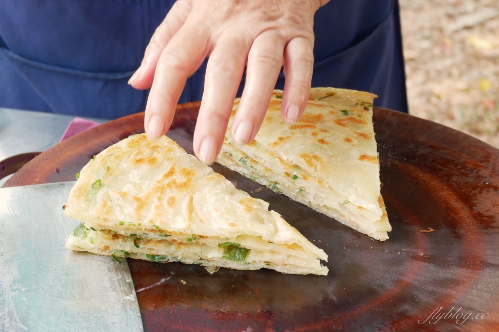 台中南屯｜黎明新村跩姨蔥油餅．在地30年的古早味美食，每日現撖現煎賣完即收 @飛天璇的口袋