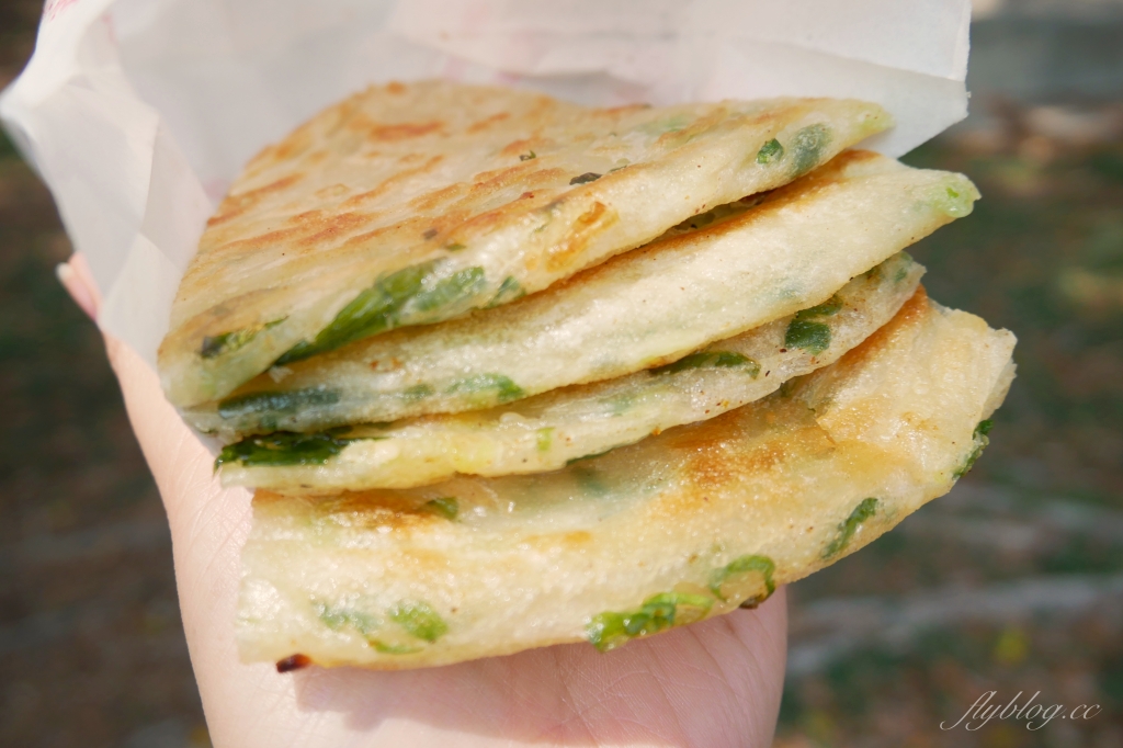 台中南屯｜黎明新村跩姨蔥油餅．在地30年的古早味美食，每日現撖現煎賣完即收 @飛天璇的口袋