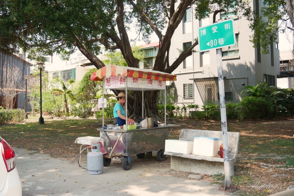 台中南屯｜黎明新村跩姨蔥油餅．在地30年的古早味美食，每日現撖現煎賣完即收 @飛天璇的口袋