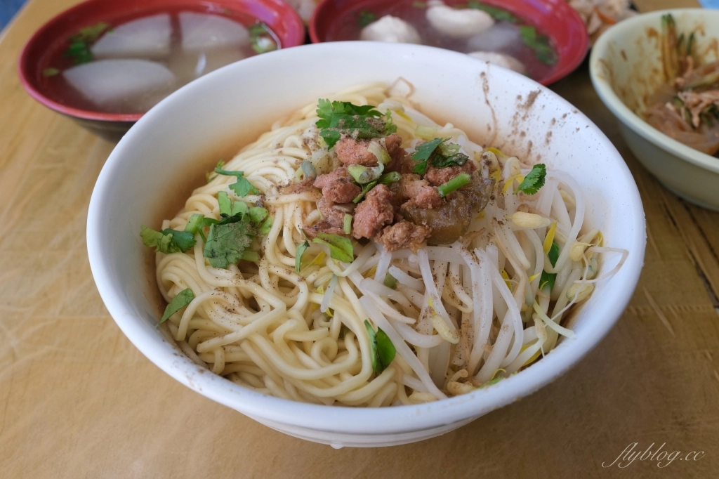 台中西屯｜世紀小吃店．Google評價4.5顆星台中麵店，還沒到中午就被客人坐滿 @飛天璇的口袋