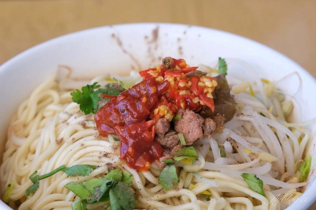 台中西屯｜世紀小吃店．Google評價4.5顆星台中麵店，還沒到中午就被客人坐滿 @飛天璇的口袋