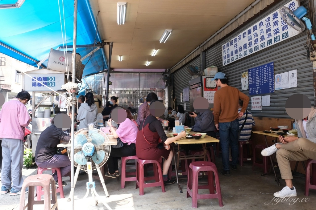 台中西屯｜世紀小吃店．Google評價4.5顆星台中麵店，還沒到中午就被客人坐滿 @飛天璇的口袋