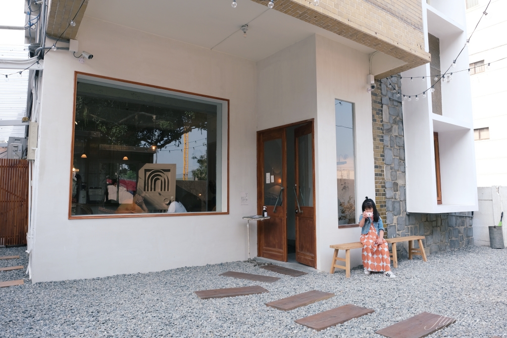 嘉義東區｜荏苒咖啡｜霜空咖啡最新力作，嘉義公園旁的靜謐老宅咖啡館 @飛天璇的口袋