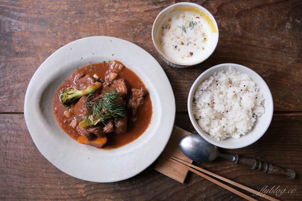 嘉義東區｜荏苒咖啡｜霜空咖啡最新力作，嘉義公園旁的靜謐老宅咖啡館 @飛天璇的口袋