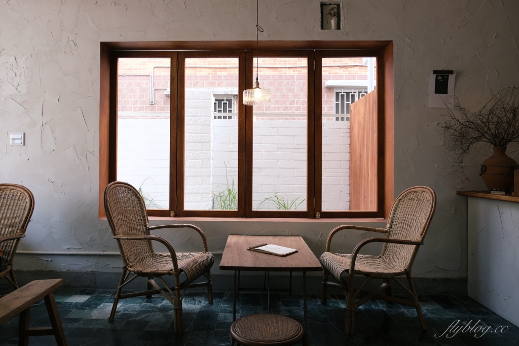 嘉義東區｜荏苒咖啡｜霜空咖啡最新力作，嘉義公園旁的靜謐老宅咖啡館 @飛天璇的口袋