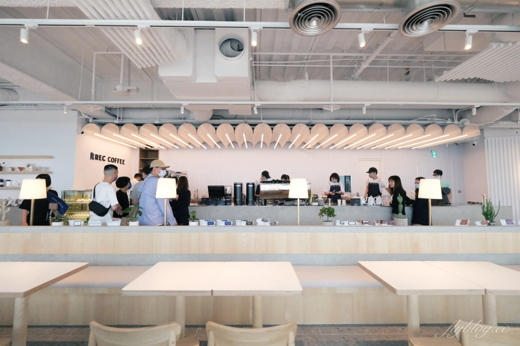 台中西屯｜REC COFFEE Taiwan，日本福岡冠軍咖啡館海外一號店，坐擁台中7期26樓最美夜景 @飛天璇的口袋