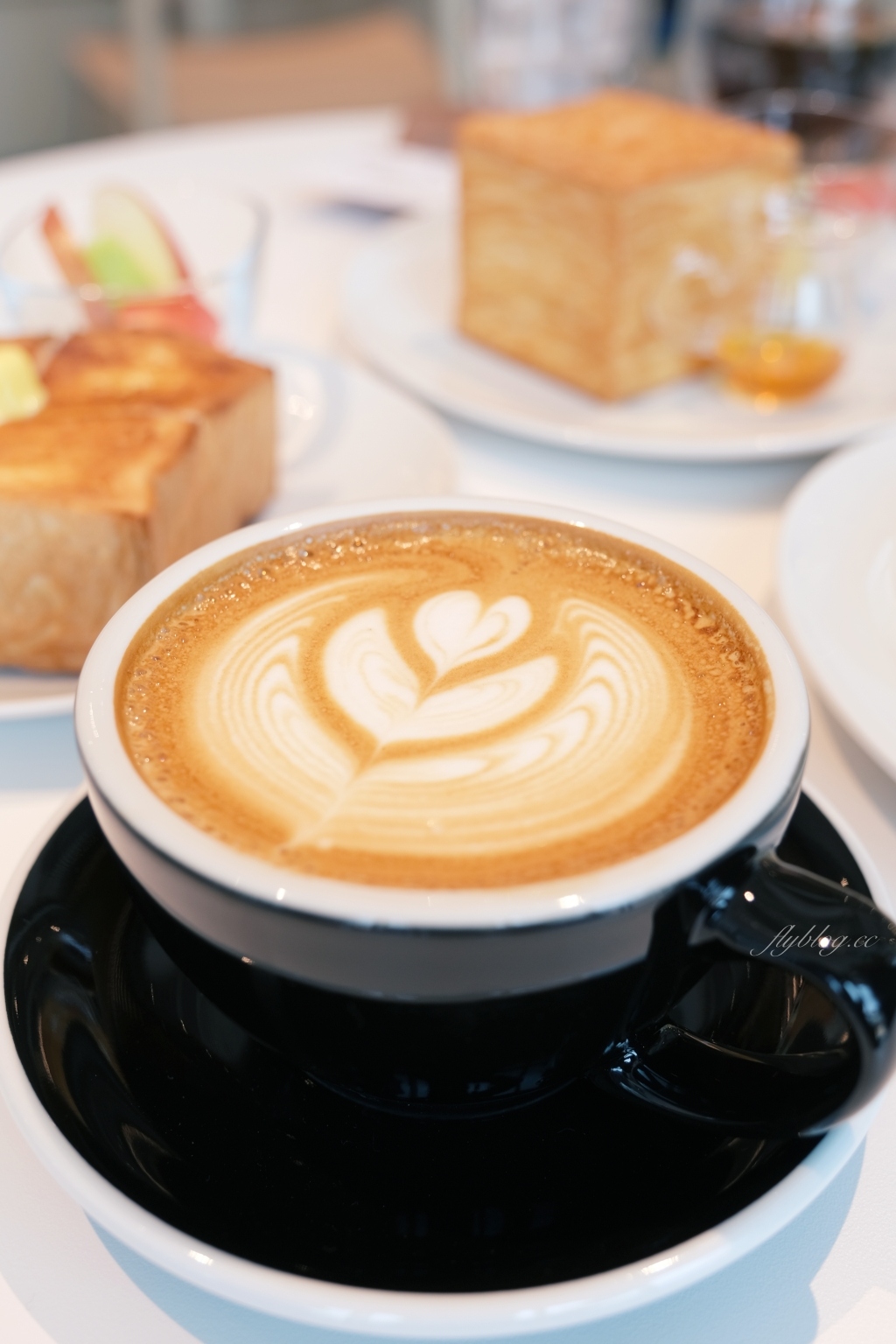 台中西屯｜REC COFFEE Taiwan，日本福岡冠軍咖啡館海外一號店，坐擁台中7期26樓最美夜景 @飛天璇的口袋