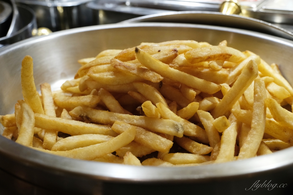 台北大安｜沾美西餐廳，台北70年老字號吃到飽，現烤牛排羊排豬腳，傳統甜點無限取用 @飛天璇的口袋