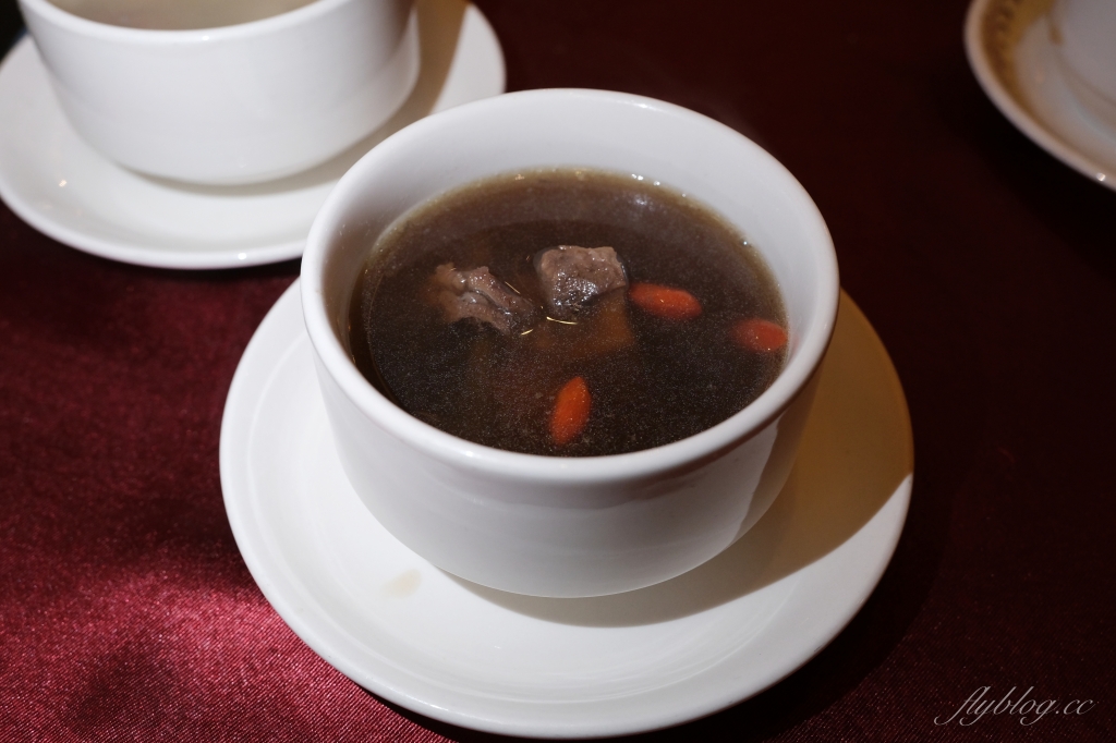 台北大安｜沾美西餐廳，台北70年老字號吃到飽，現烤牛排羊排豬腳，傳統甜點無限取用 @飛天璇的口袋