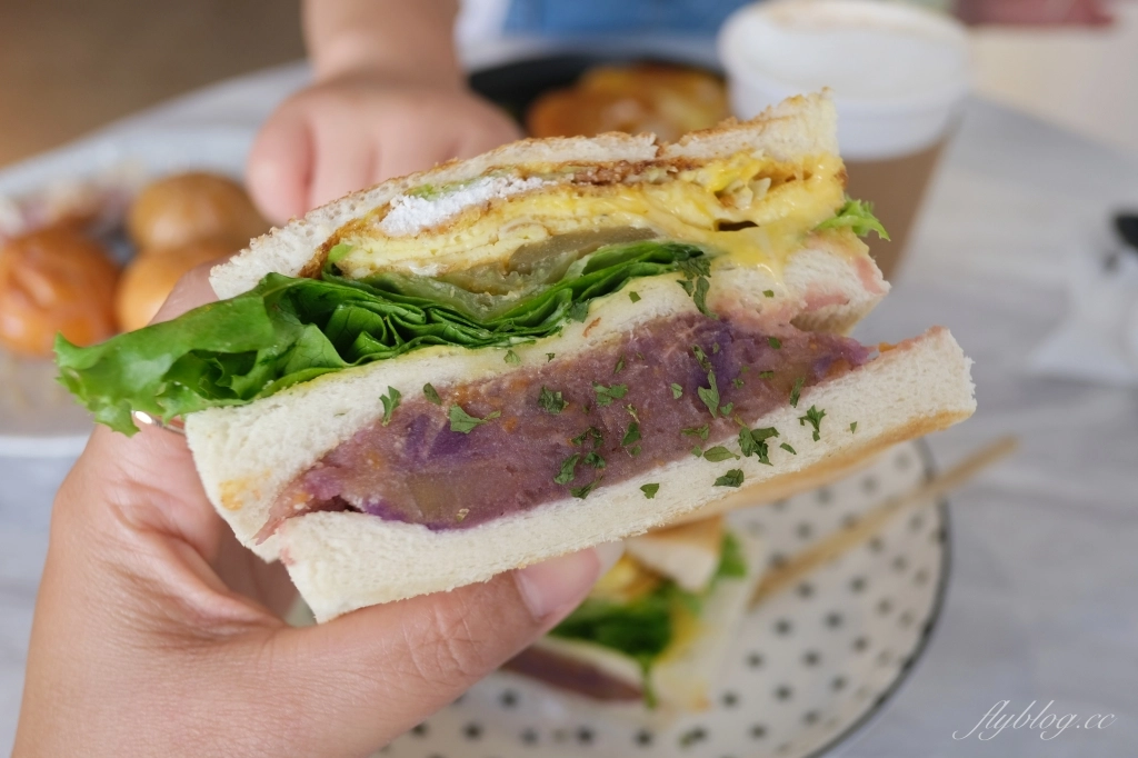 台中北屯｜翻白眼女孩，從貨櫃屋起家的早午餐店，捷運松竹站步行10分鐘美食 @飛天璇的口袋