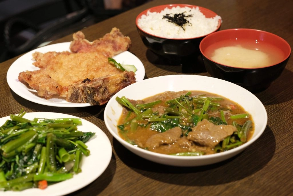 台中中區｜范記金之園草袋飯總店．米其林必比登推薦40年老字號，歌廳秀時期明星絡繹不絕 @飛天璇的口袋