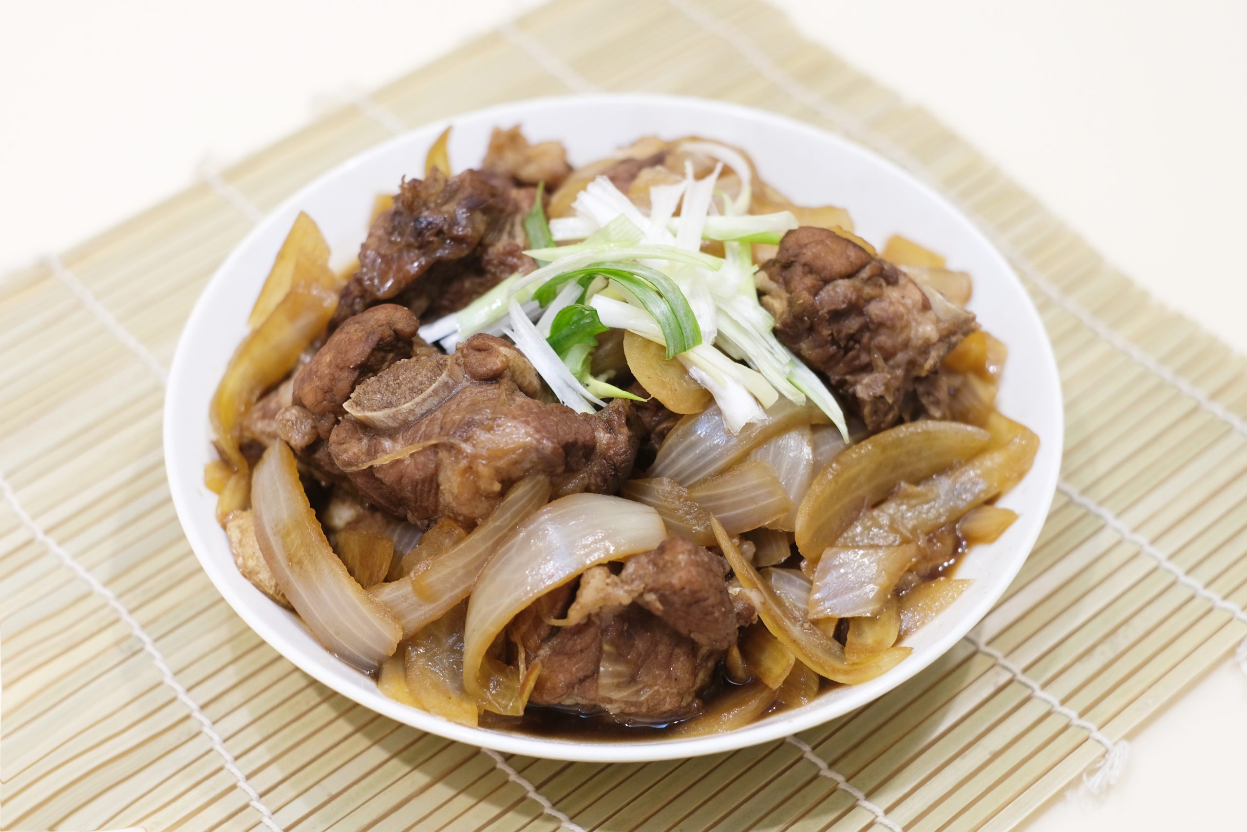 洋蔥燒排骨做法｜簡單下飯的「洋蔥燒排骨食譜」，老少咸宜的一道菜 @飛天璇的口袋