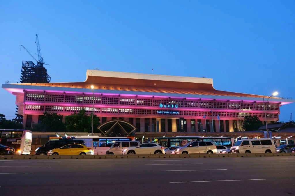 台北中正｜台北凱撒大飯店，台北車站正對面，樓下就是捷運站，交通便利美食林立 @飛天璇的口袋