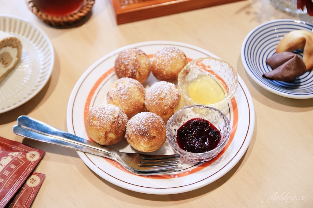 台中中區｜孔雀咖啡．柳川河岸旁的咖啡館，花卷式肉桂捲老饕必點 @飛天璇的口袋