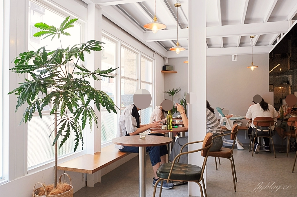 台中西區｜Mirror Room．純白落地窗漂亮建築，台中澳式早午餐咖啡館 @飛天璇的口袋