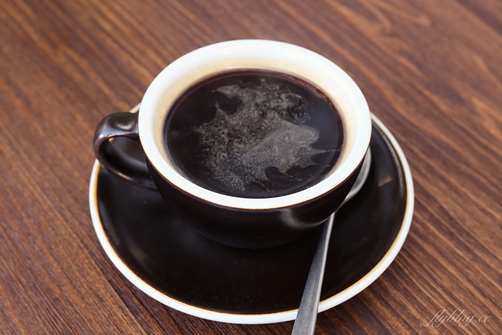 台中西區｜Mirror Room．純白落地窗漂亮建築，台中澳式早午餐咖啡館 @飛天璇的口袋