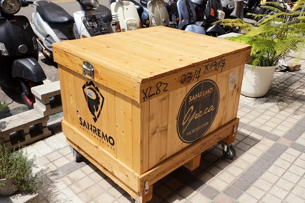 台中西區｜Mirror Room．純白落地窗漂亮建築，台中澳式早午餐咖啡館 @飛天璇的口袋