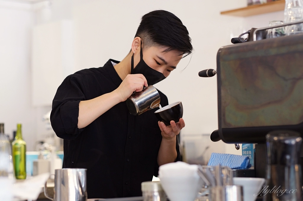台中西區｜Mirror Room．純白落地窗漂亮建築，台中澳式早午餐咖啡館 @飛天璇的口袋