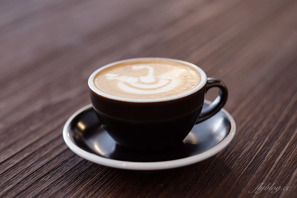 台中西區｜Mirror Room．純白落地窗漂亮建築，台中澳式早午餐咖啡館 @飛天璇的口袋