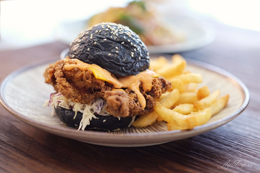 台中西區｜Mirror Room．純白落地窗漂亮建築，台中澳式早午餐咖啡館 @飛天璇的口袋