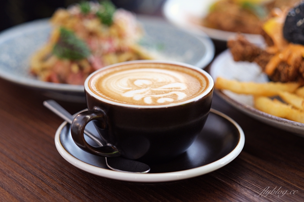 台中西區｜Mirror Room．純白落地窗漂亮建築，台中澳式早午餐咖啡館 @飛天璇的口袋