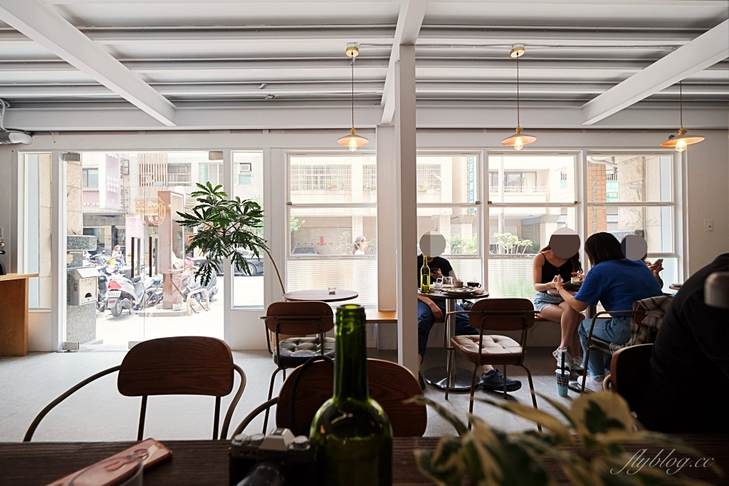 台中西區｜Mirror Room．純白落地窗漂亮建築，台中澳式早午餐咖啡館 @飛天璇的口袋
