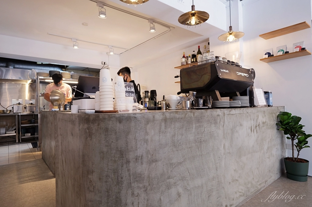 台中西區｜Mirror Room．純白落地窗漂亮建築，台中澳式早午餐咖啡館 @飛天璇的口袋