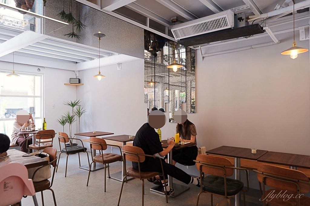 台中西區｜Mirror Room．純白落地窗漂亮建築，台中澳式早午餐咖啡館 @飛天璇的口袋