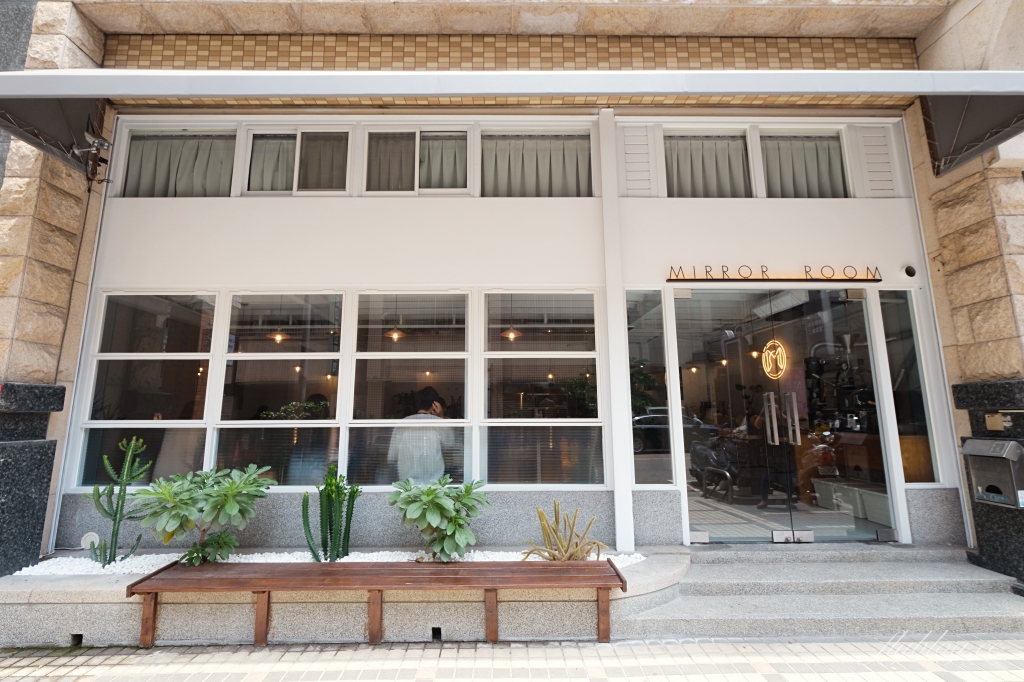 台中西區｜Mirror Room．純白落地窗漂亮建築，台中澳式早午餐咖啡館 @飛天璇的口袋