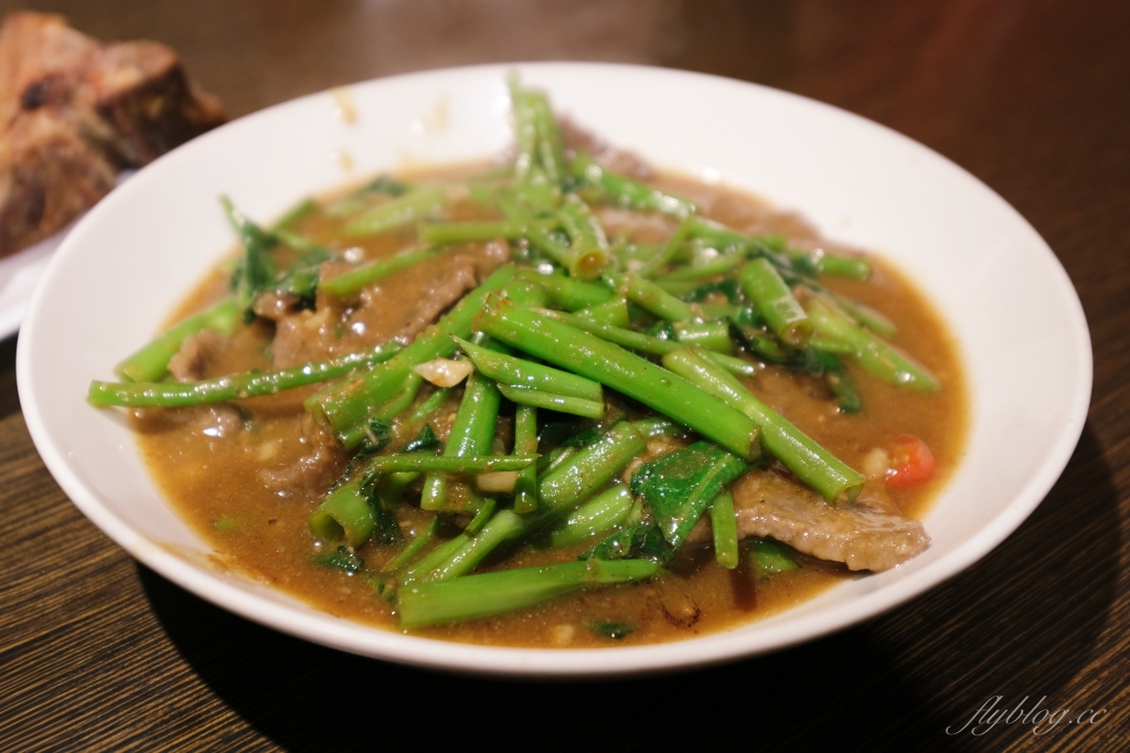 台中中區｜范記金之園草袋飯總店．米其林必比登推薦40年老字號，歌廳秀時期明星絡繹不絕 @飛天璇的口袋