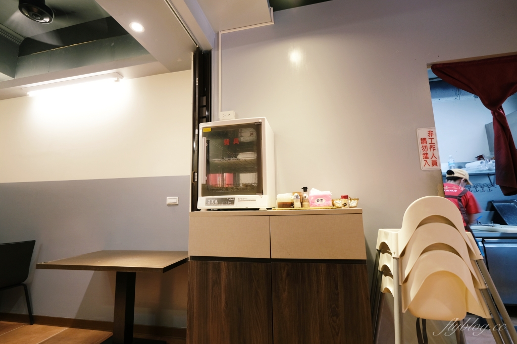 台中中區｜范記金之園草袋飯總店．米其林必比登推薦40年老字號，歌廳秀時期明星絡繹不絕 @飛天璇的口袋