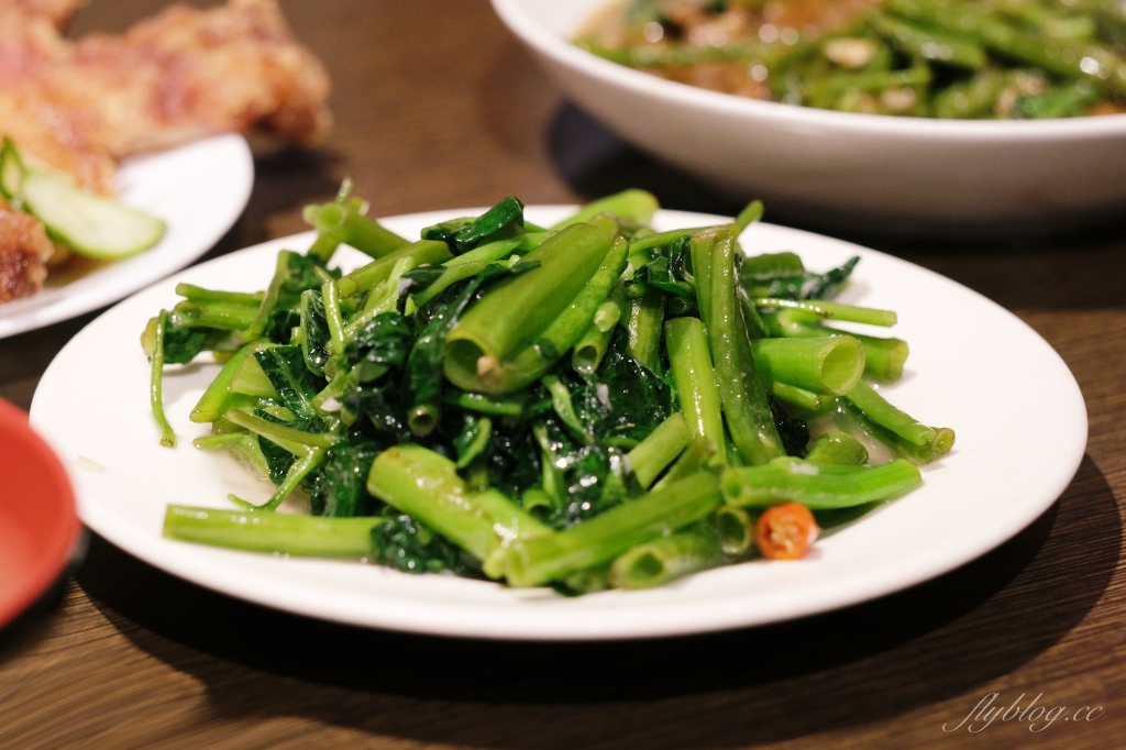 台中中區｜范記金之園草袋飯總店．米其林必比登推薦40年老字號，歌廳秀時期明星絡繹不絕 @飛天璇的口袋