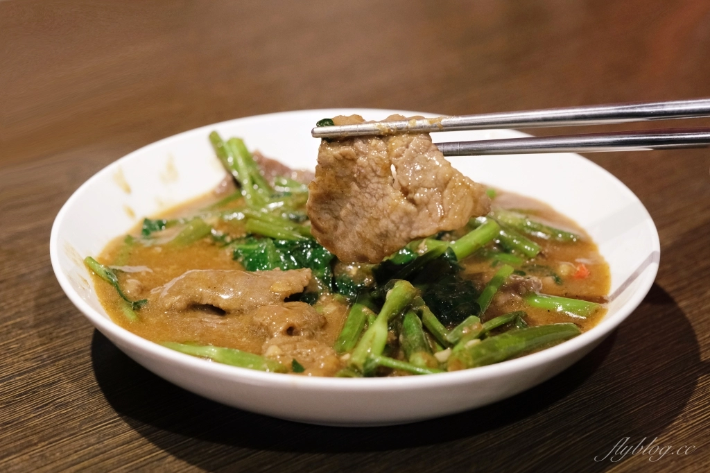 台中中區｜范記金之園草袋飯總店．米其林必比登推薦40年老字號，歌廳秀時期明星絡繹不絕 @飛天璇的口袋