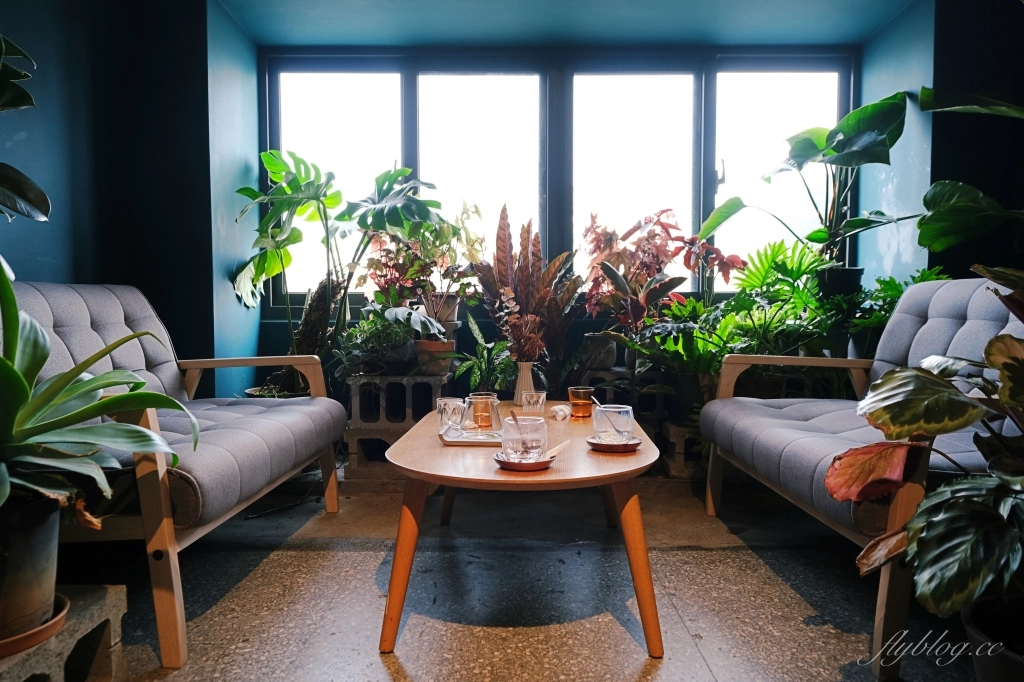 台中中區｜孔雀咖啡．柳川河岸旁的咖啡館，花卷式肉桂捲老饕必點 @飛天璇的口袋