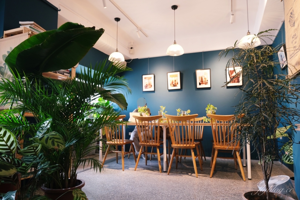 台中中區｜孔雀咖啡．柳川河岸旁的咖啡館，花卷式肉桂捲老饕必點 @飛天璇的口袋