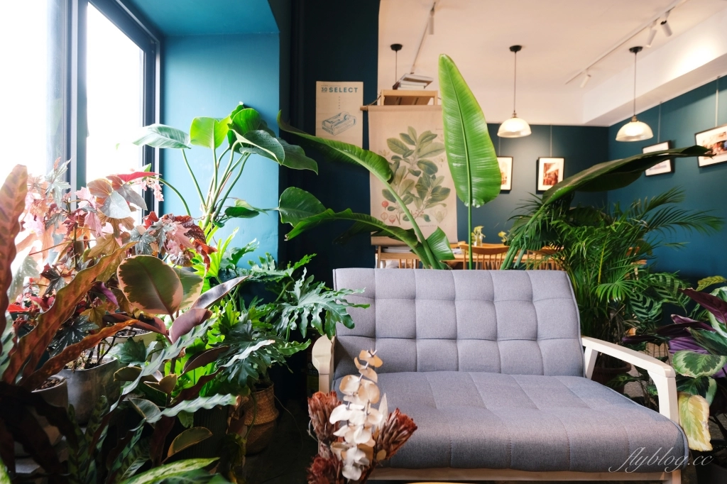 台中中區｜孔雀咖啡．柳川河岸旁的咖啡館，花卷式肉桂捲老饕必點 @飛天璇的口袋