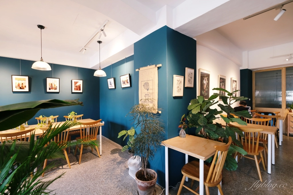 台中中區｜孔雀咖啡．柳川河岸旁的咖啡館，花卷式肉桂捲老饕必點 @飛天璇的口袋