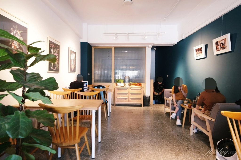 台中中區｜孔雀咖啡．柳川河岸旁的咖啡館，花卷式肉桂捲老饕必點 @飛天璇的口袋