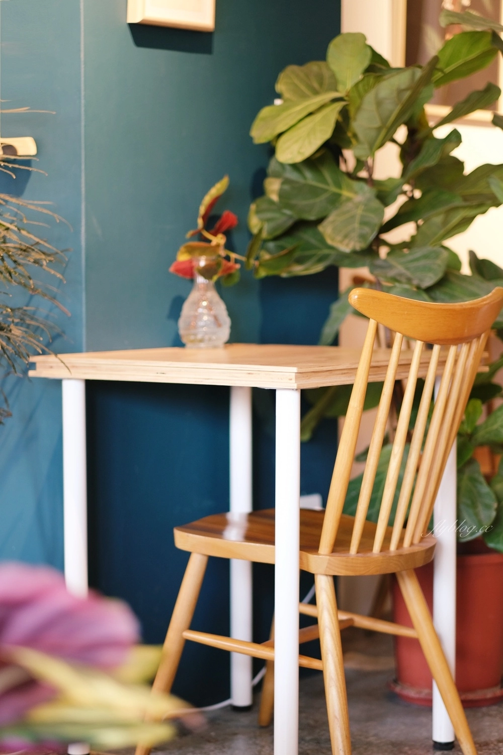 台中中區｜孔雀咖啡．柳川河岸旁的咖啡館，花卷式肉桂捲老饕必點 @飛天璇的口袋