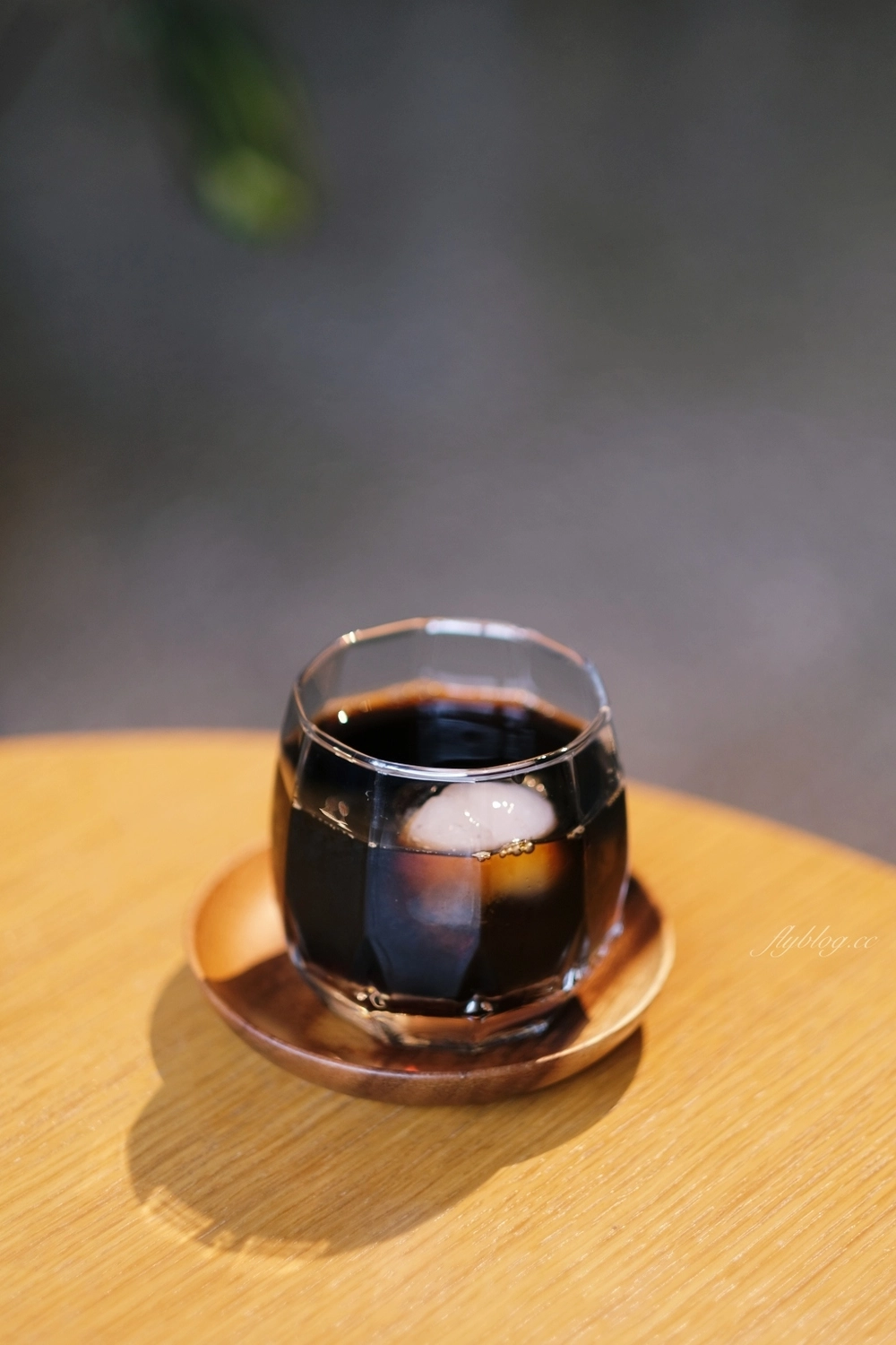 台中中區｜孔雀咖啡．柳川河岸旁的咖啡館，花卷式肉桂捲老饕必點 @飛天璇的口袋