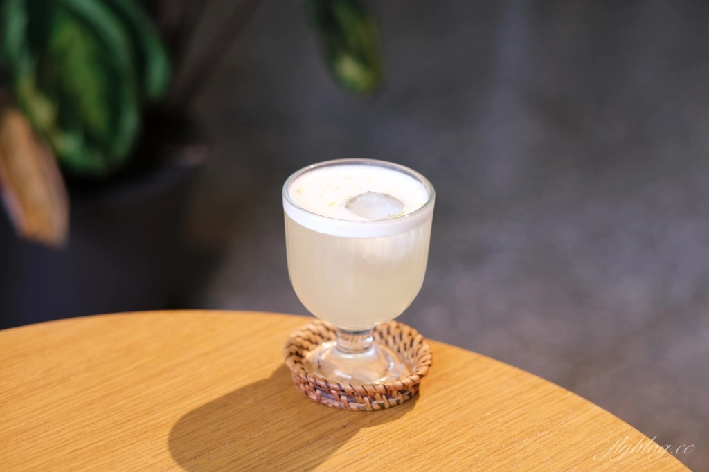 台中中區｜孔雀咖啡．柳川河岸旁的咖啡館，花卷式肉桂捲老饕必點 @飛天璇的口袋