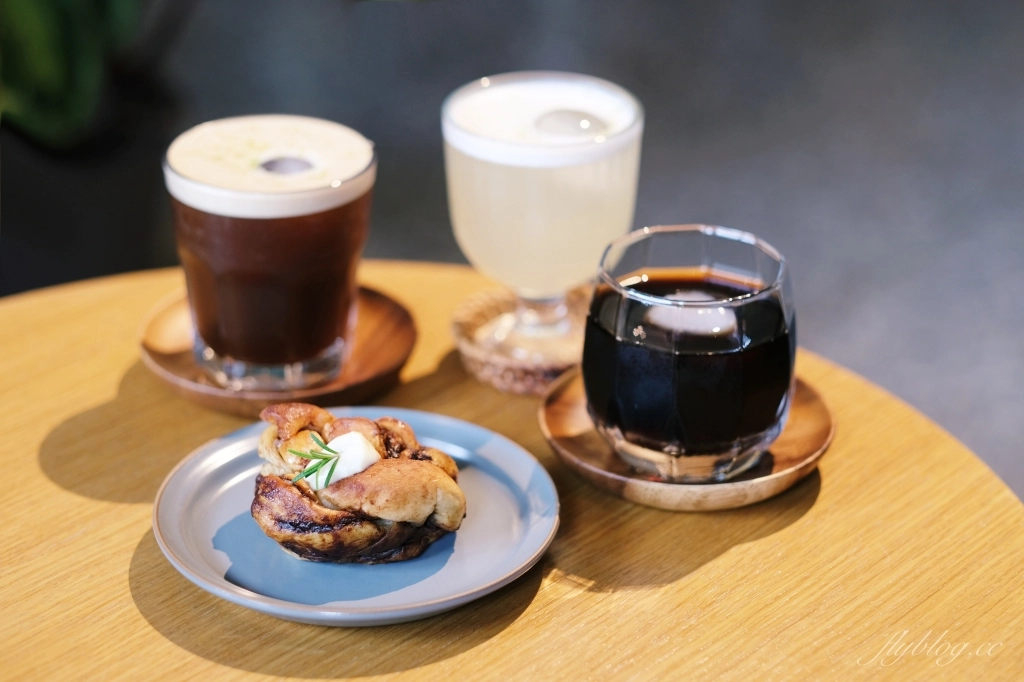 台中中區｜孔雀咖啡．柳川河岸旁的咖啡館，花卷式肉桂捲老饕必點 @飛天璇的口袋