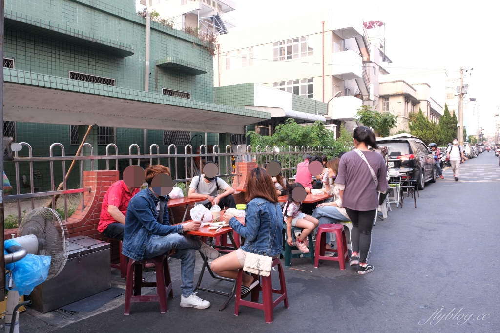 嘉義東區｜嘉義文化夜市生炒螺肉．30年來只賣這一樣，還沒開始營業客人就坐著等了 @飛天璇的口袋